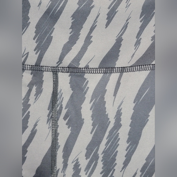 Zyia Gray Sketch Light and Tight High Rise Capri 20' - Picture 2 of 4